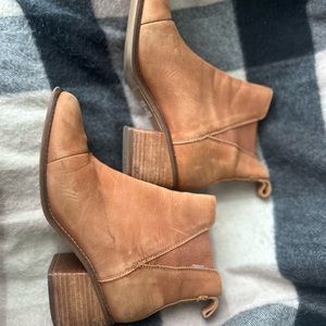 Toms tan leather booties size 8 1/2 chunky 2 1/2 inch heel